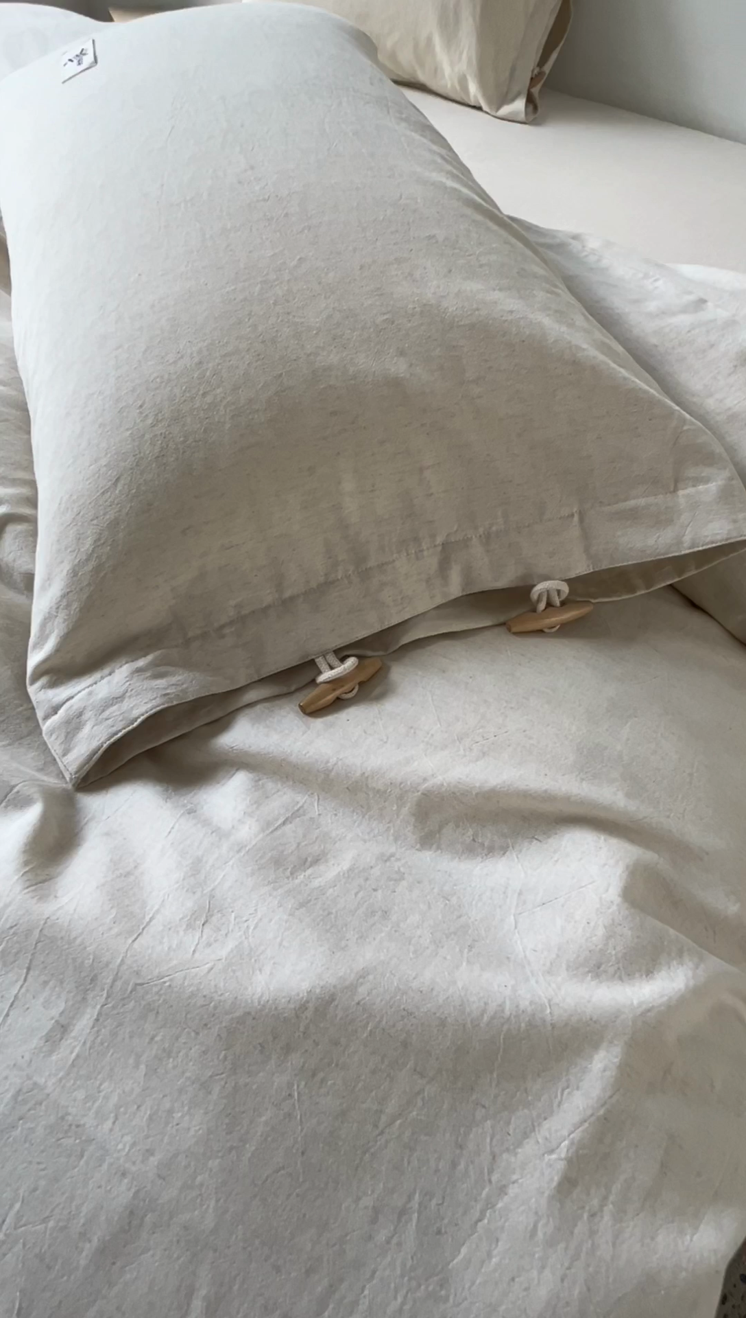 91家纺网 家纺一手货源 找家纺 山舍家居 2024 新款全棉棉麻纯色纽扣四件套 麻本色