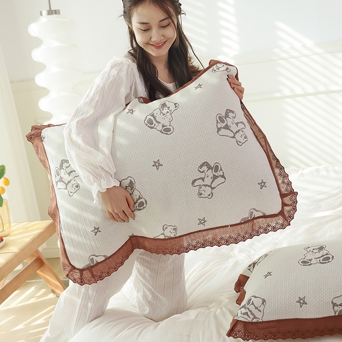 91家纺网 家纺一手货源 找家纺 朴尔毛巾被2024年新款韩式花边四层纱枕巾纯棉竹纤维加大成人纱布巾 玩具熊-米色52*78cm