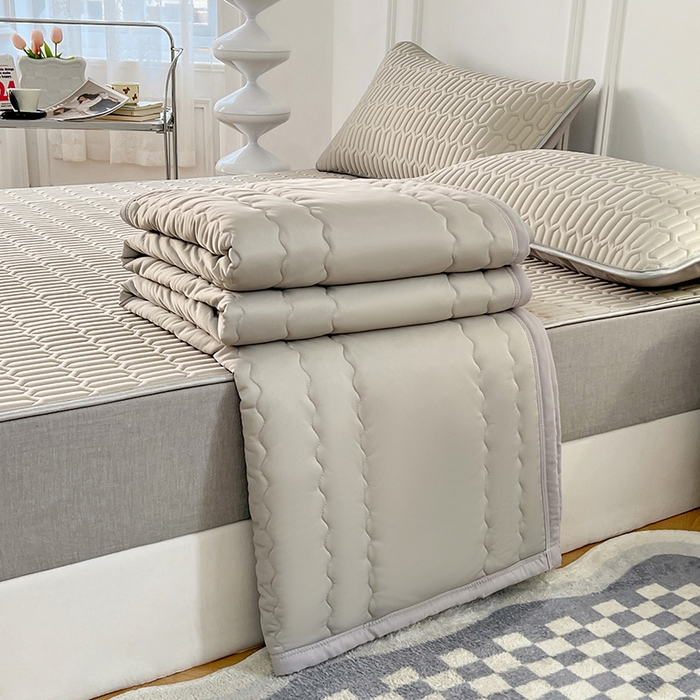 91家纺网 家纺一手货源 找家纺 福来临 2025新款印花凉感丝含胶凉席夏被三件套四件套 含胶凉席-浅紫色