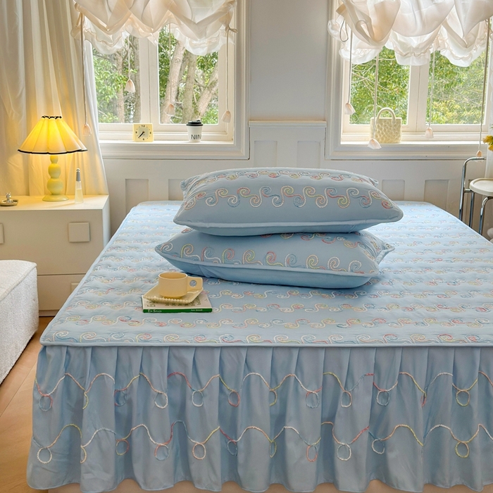 91家纺网 家纺一手货源 找家纺 尊康家纺（原磊科） 2024新款亲肤奶昔棉夹棉床裙-洛可可 洛可可-天空蓝