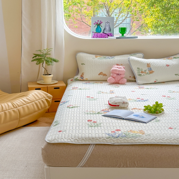 91家纺网 家纺一手货源 找家纺 慕尚家纺 2025新款凉感丝印花乳胶凉席 花丛小兔