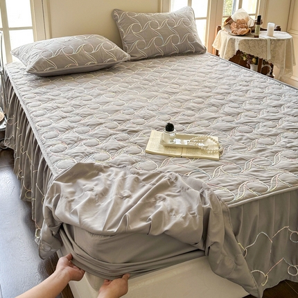 91家纺网 家纺一手货源 找家纺 （总）尊康家纺（原磊科） 2024新款亲肤奶昔棉夹棉床裙-风雅