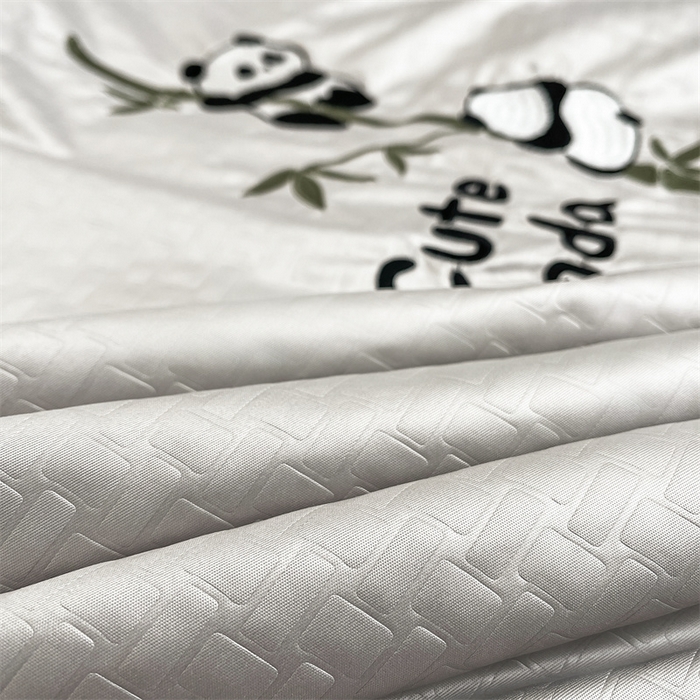 91家纺网 家纺一手货源 找家纺 古吉梦 2024新款水洗真丝提花夏被-熊猫 山灰+中灰