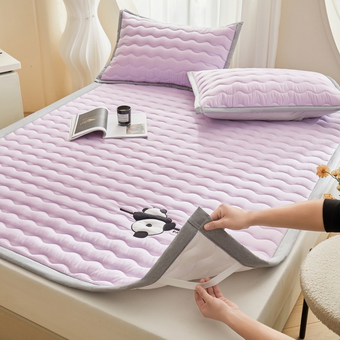 91家纺网 家纺一手货源 找家纺 LIFE.丽芙 2024新款素色刺绣宽包边大豆夹棉软床垫-四季款-panda系列 panda-优雅紫