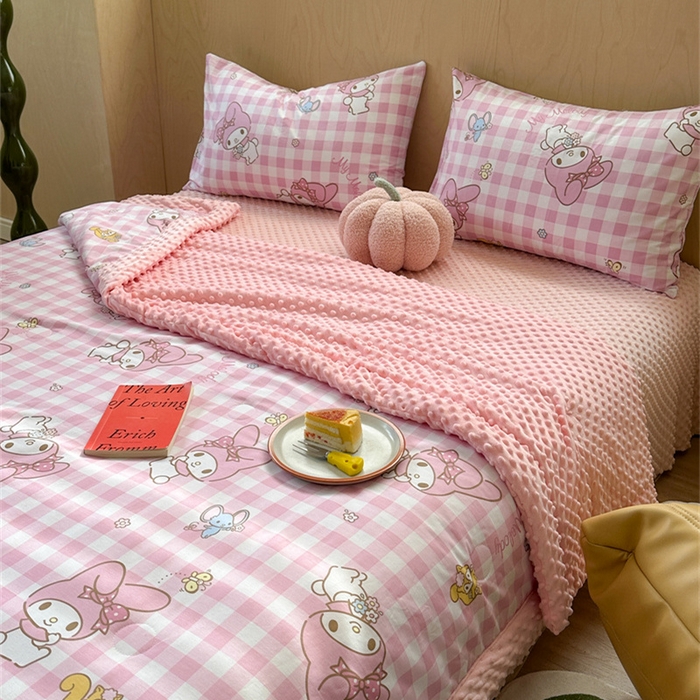 91家纺网 家纺一手货源 找家纺 大彩 2024新款全棉豆豆绒大豆夏凉被 粉格美乐蒂