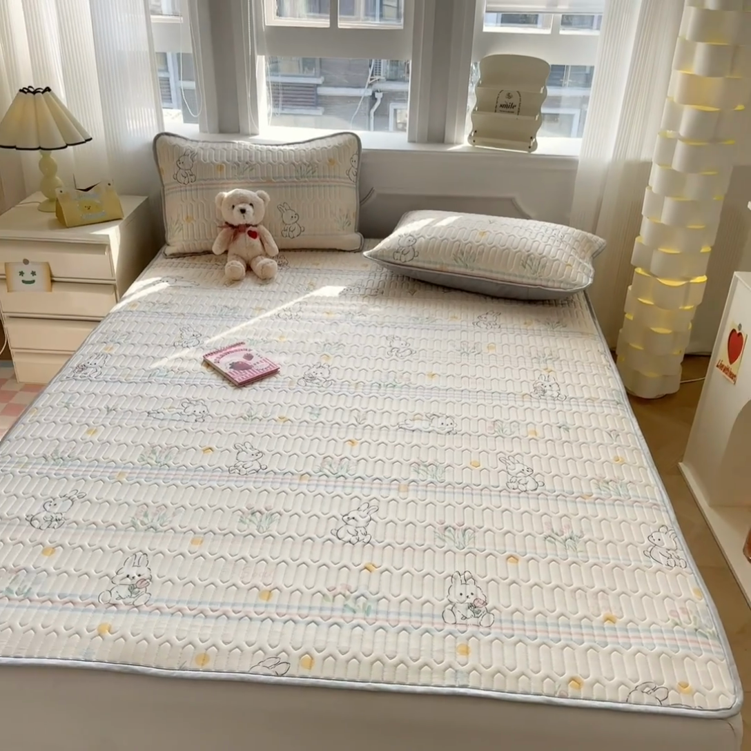 91家纺网 家纺一手货源 找家纺 慕尚家纺 2025新款凉感丝印花乳胶凉席 粉黛小兔