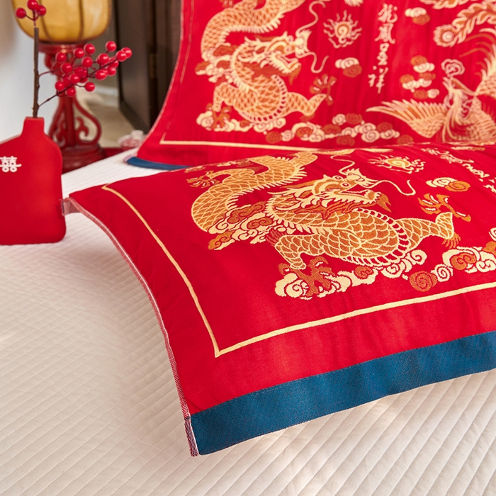 91家纺网 家纺一手货源 找家纺 美宜家 2025新款龙年全棉国潮大红多层纱布枕巾情侣婚庆枕巾52*78一对装 龙凤呈祥一只