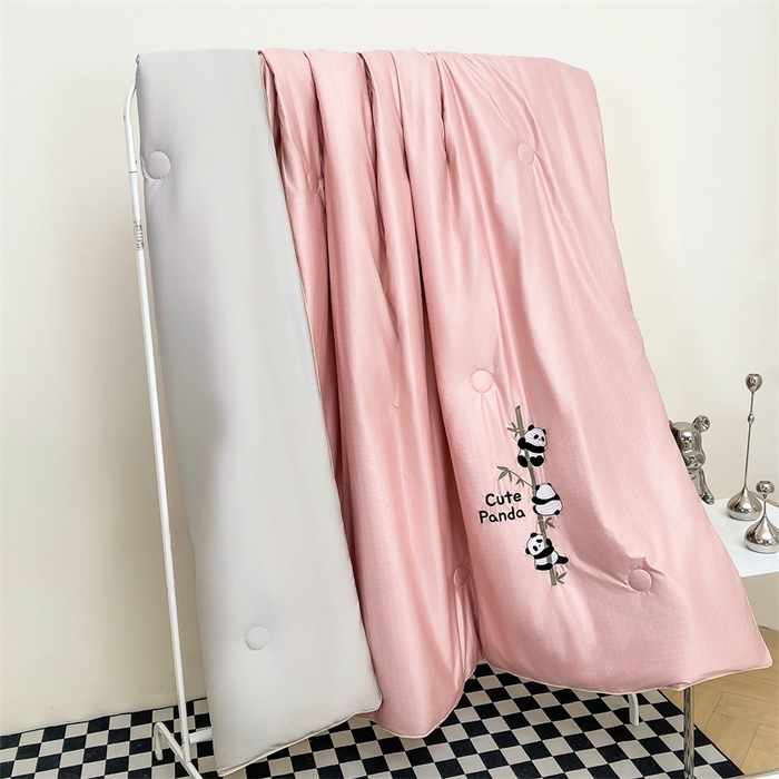 91家纺网 家纺一手货源 找家纺 古吉梦 2024新款水洗真丝提花夏被-熊猫 浅豆沙+山灰