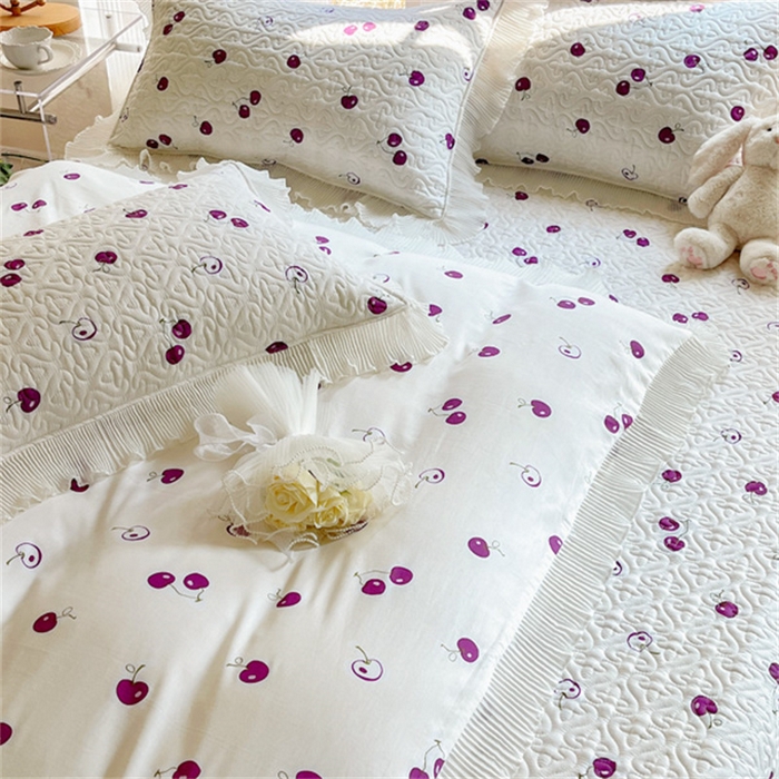 91家纺网 家纺一手货源 找家纺 添越 2024小清新韩版蕾丝花边纯棉夹棉床盖三件套全棉-紫色小樱桃