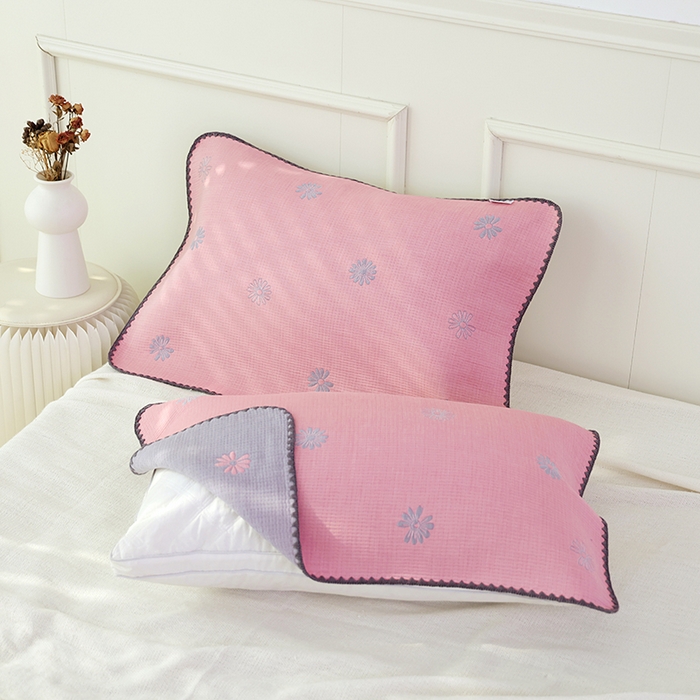 91家纺网 家纺一手货源 找家纺 朴尔毛巾被2024年新品柔绵绵风贝壳针复合工艺六层纱布枕巾 风中雏菊-粉枕巾52*78cm