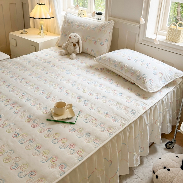 91家纺网 家纺一手货源 找家纺 尊康家纺（原磊科） 2024新款亲肤奶昔棉夹棉床裙-洛可可 洛可可-奶白