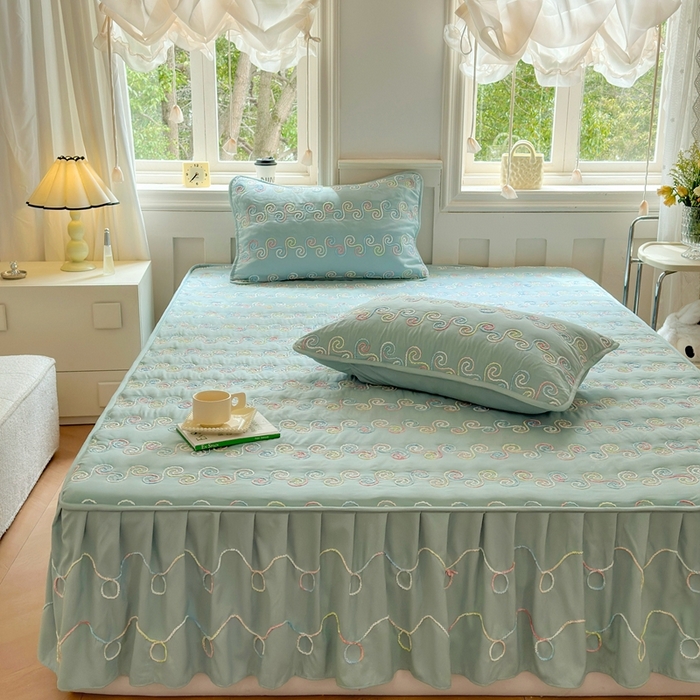 91家纺网 家纺一手货源 找家纺 尊康家纺（原磊科） 2024新款亲肤奶昔棉夹棉床裙-洛可可 洛可可-水波绿