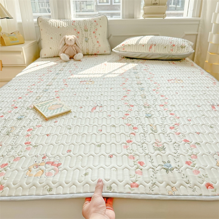 91家纺网 家纺一手货源 找家纺 慕尚家纺 2025新款凉感丝印花乳胶凉席 草莓小兔