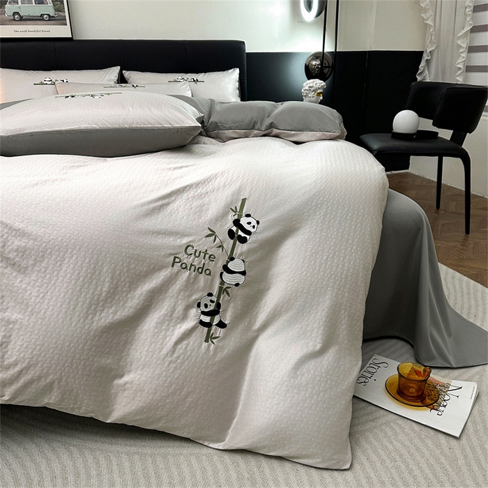 91家纺网 家纺一手货源 找家纺 古吉梦 2024新款水洗真丝提花四件套--熊猫 山灰+中灰