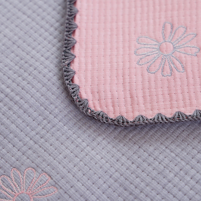 91家纺网 家纺一手货源 找家纺 朴尔毛巾被2024年新品柔绵绵风贝壳针复合工艺六层纱布枕巾 风中雏菊-粉枕巾52*78cm