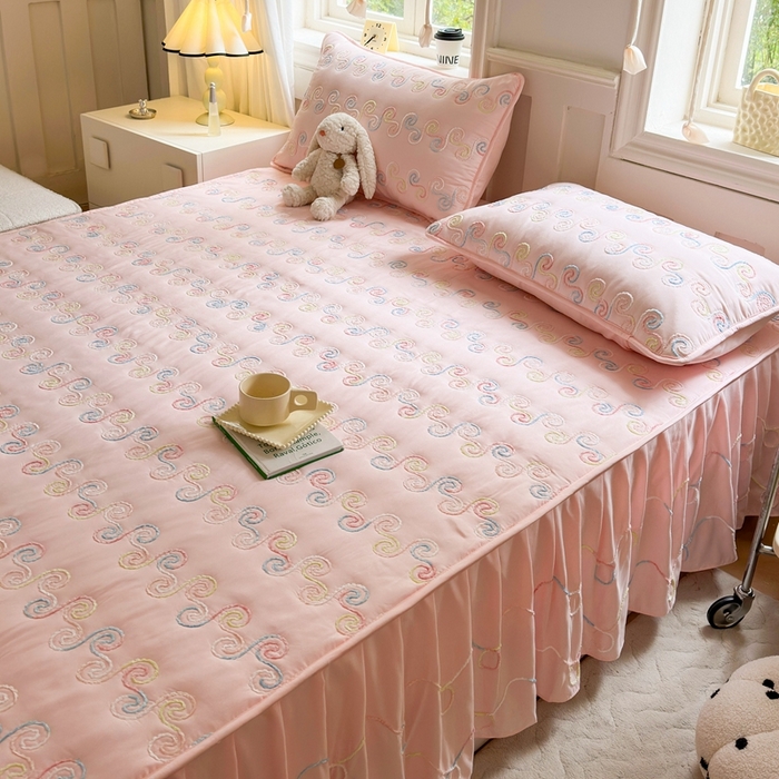 91家纺网 家纺一手货源 找家纺 尊康家纺（原磊科） 2024新款亲肤奶昔棉夹棉床裙-洛可可 洛可可-黛粉