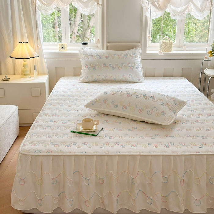 91家纺网 家纺一手货源 找家纺 尊康家纺（原磊科） 2024新款亲肤奶昔棉夹棉床裙-洛可可 洛可可-奶白