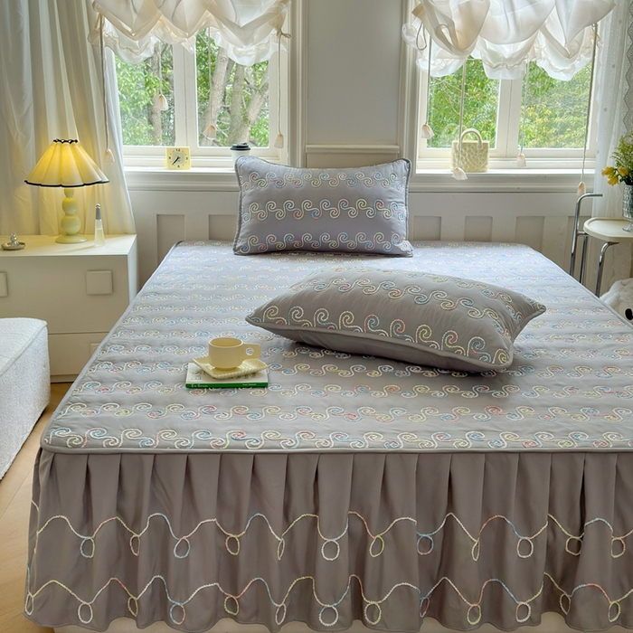 91家纺网 家纺一手货源 找家纺 尊康家纺（原磊科） 2024新款亲肤奶昔棉夹棉床裙-洛可可 洛可可-月光灰