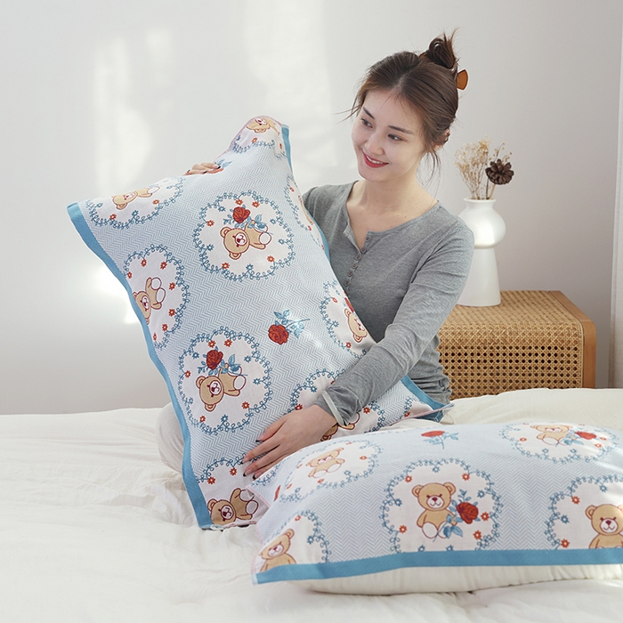 91家纺网 家纺一手货源 找家纺 朴尔毛巾被2024年新品全棉细纱编织纹AB版透气枕巾 玫瑰熊熊52*78cm