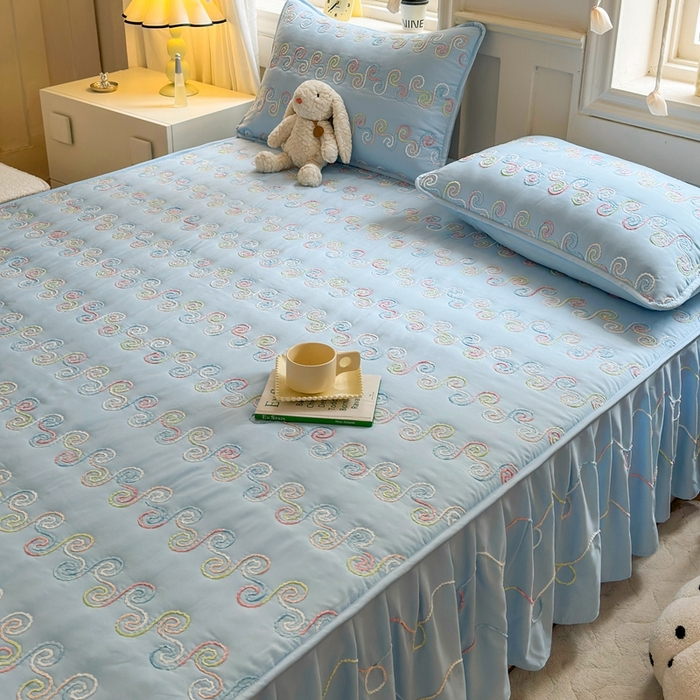 91家纺网 家纺一手货源 找家纺 尊康家纺（原磊科） 2024新款亲肤奶昔棉夹棉床裙-洛可可 洛可可-天空蓝