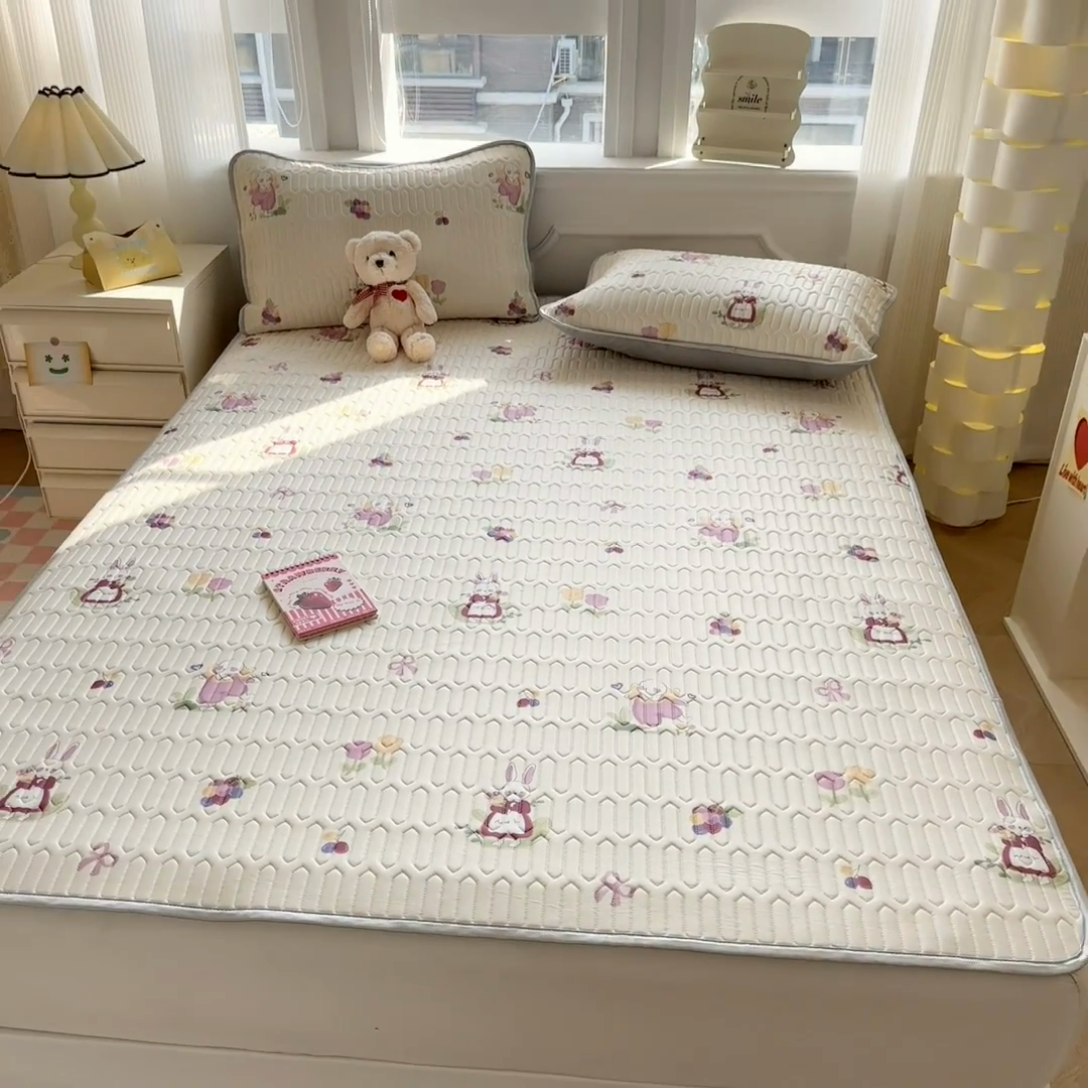 91家纺网 家纺一手货源 找家纺 慕尚家纺 2025新款凉感丝印花乳胶凉席 紫藤小兔