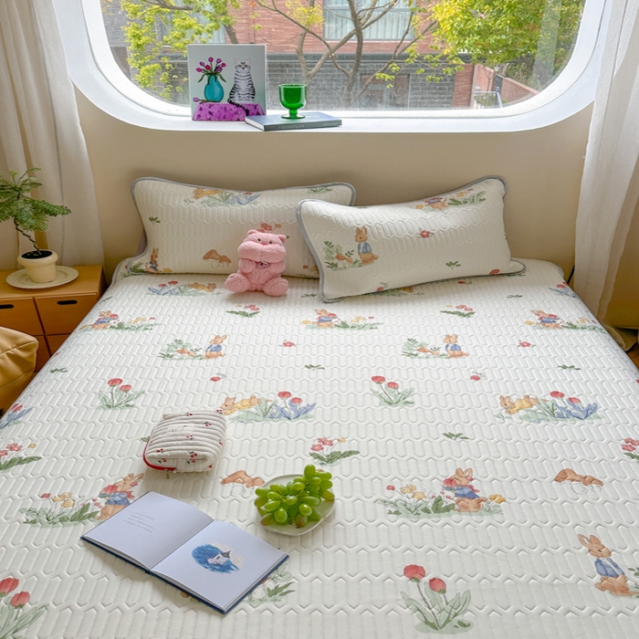 91家纺网 家纺一手货源 找家纺 慕尚家纺 2025新款凉感丝印花乳胶凉席 花丛小兔