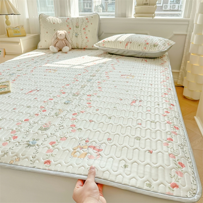 91家纺网 家纺一手货源 找家纺 慕尚家纺 2025新款凉感丝印花乳胶凉席 草莓小兔