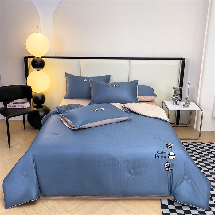 91家纺网 家纺一手货源 找家纺 古吉梦 2024新款水洗真丝提花夏被-熊猫 宾利蓝+奶茶