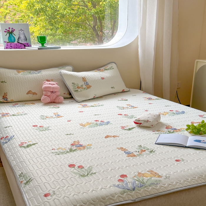 91家纺网 家纺一手货源 找家纺 慕尚家纺 2025新款凉感丝印花乳胶凉席 花丛小兔