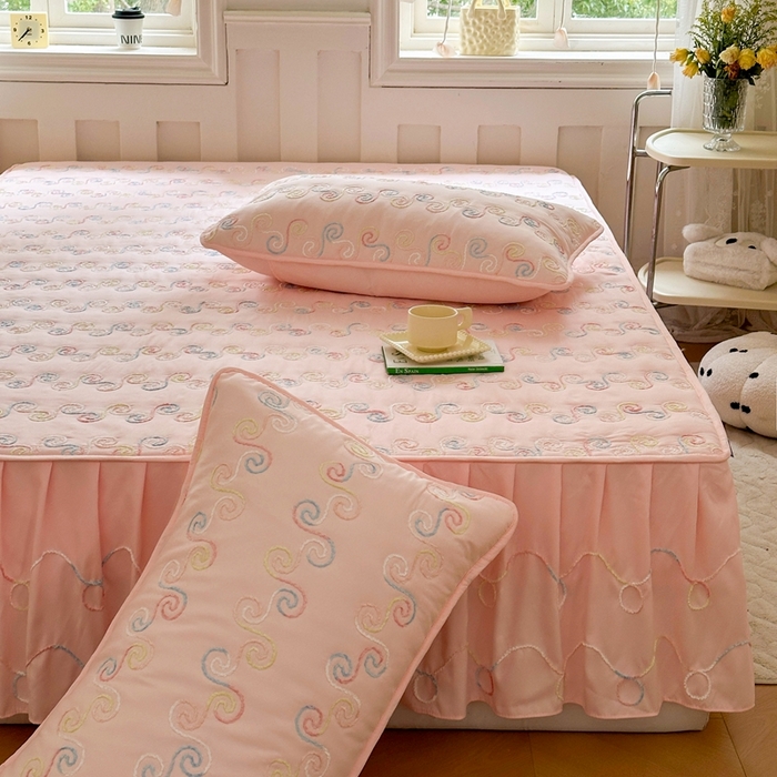 91家纺网 家纺一手货源 找家纺 尊康家纺（原磊科） 2024新款亲肤奶昔棉夹棉床裙-洛可可 洛可可-黛粉