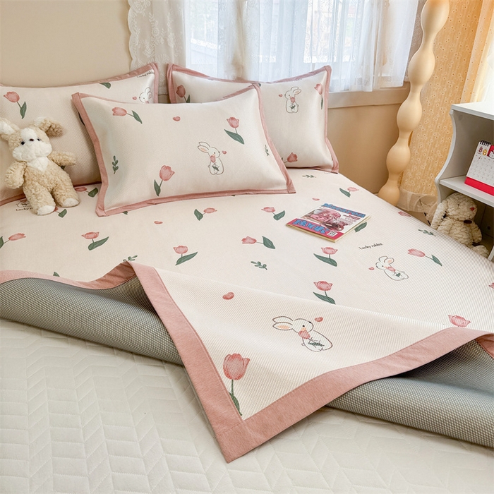 91家纺网 家纺一手货源 找家纺 懒猫家纺 2024新款600D数码印花冰藤凉席-床单款 花田小兔