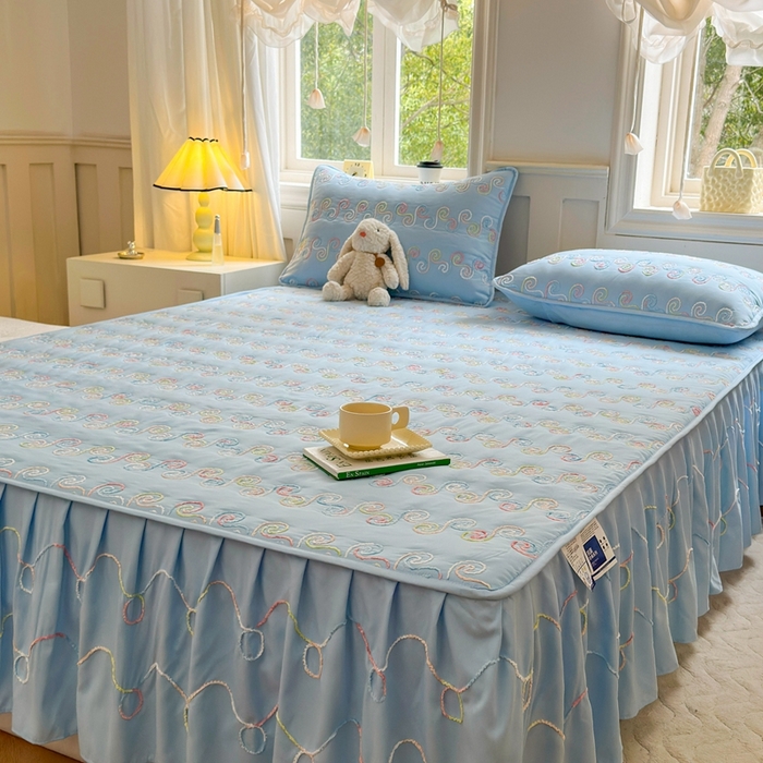 91家纺网 家纺一手货源 找家纺 尊康家纺（原磊科） 2024新款亲肤奶昔棉夹棉床裙-洛可可 洛可可-天空蓝