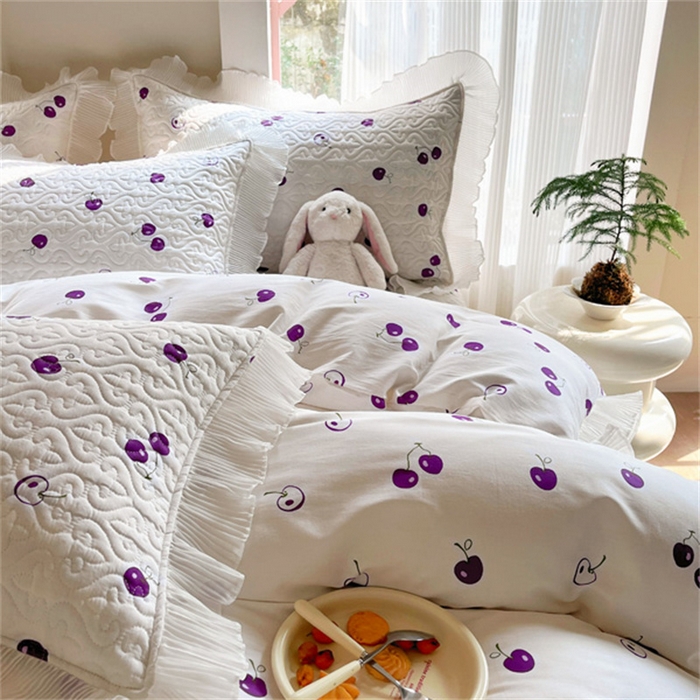 91家纺网 家纺一手货源 找家纺 添越 2024小清新韩版蕾丝花边纯棉夹棉床盖三件套全棉-紫色小樱桃