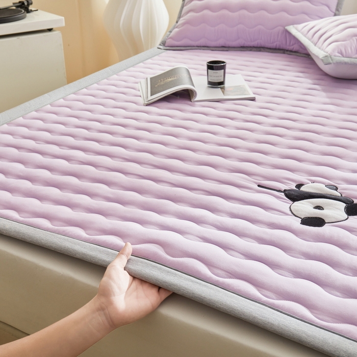 91家纺网 家纺一手货源 找家纺 LIFE.丽芙 2024新款素色刺绣宽包边大豆夹棉软床垫-四季款-panda系列 panda-优雅紫