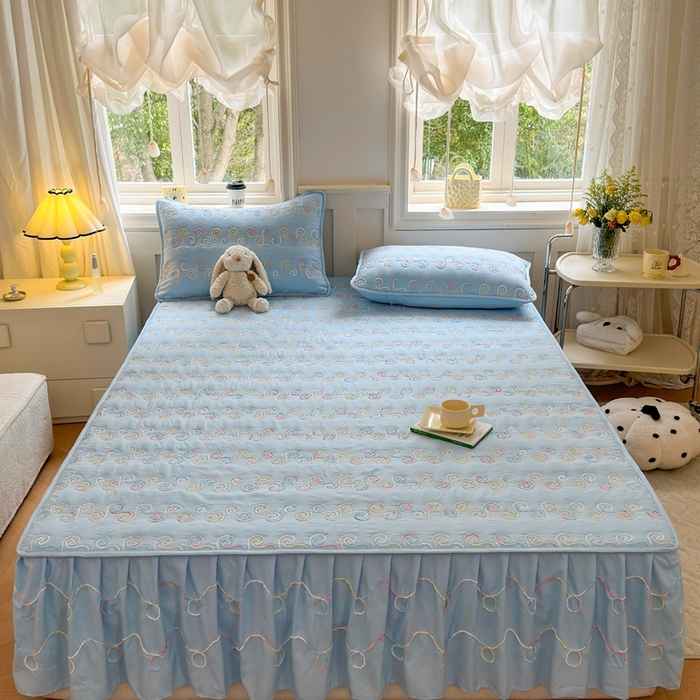 91家纺网 家纺一手货源 找家纺 尊康家纺（原磊科） 2024新款亲肤奶昔棉夹棉床裙-洛可可 洛可可-天空蓝