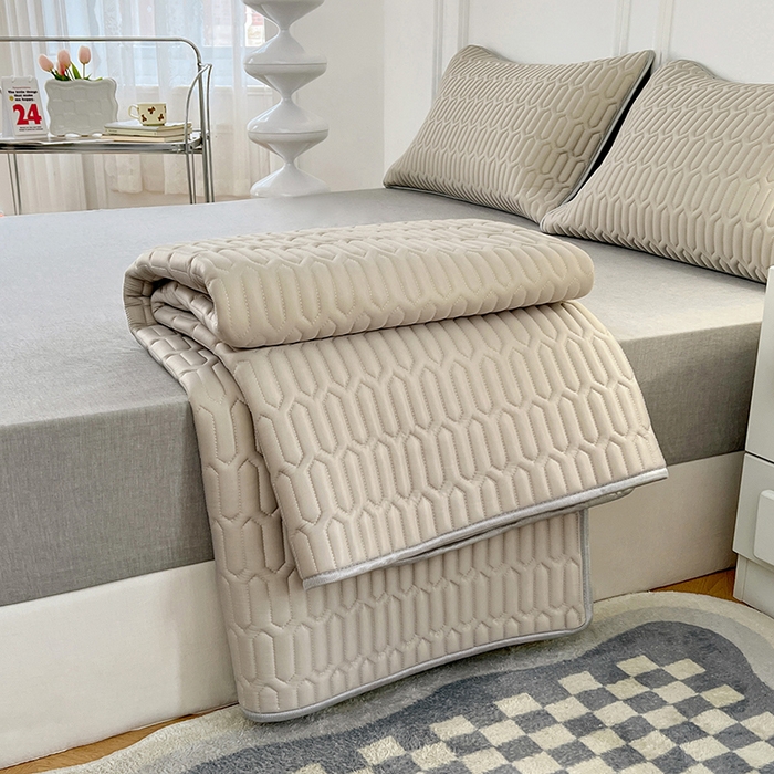 91家纺网 家纺一手货源 找家纺 福来临 2025新款印花凉感丝含胶凉席夏被三件套四件套 含胶凉席-浅紫色