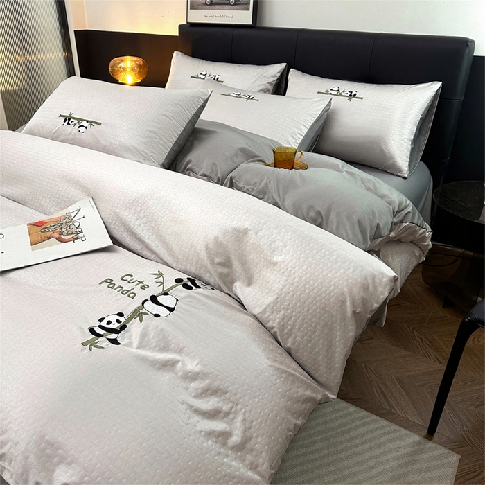 91家纺网 家纺一手货源 找家纺 古吉梦 2024新款水洗真丝提花四件套--熊猫 山灰+中灰