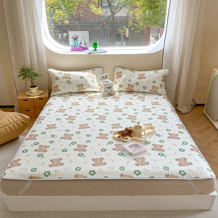 91家纺网 家纺一手货源 找家纺 慕尚家纺 2025新款凉感丝印花乳胶凉席 绿意小熊