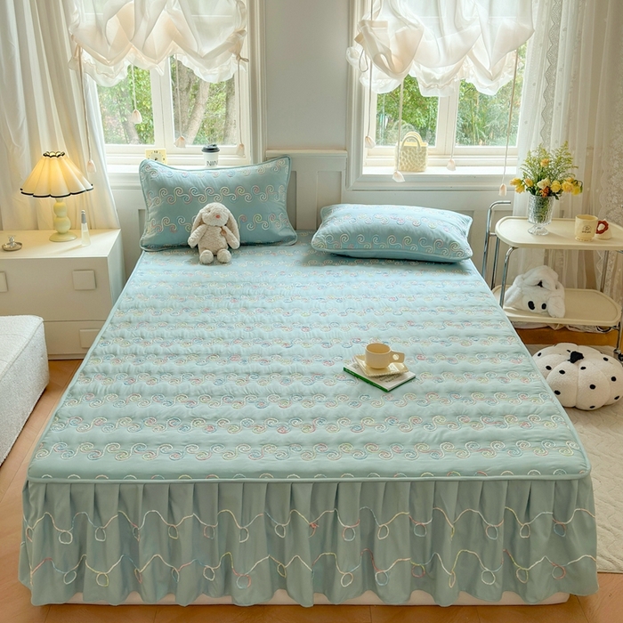 91家纺网 家纺一手货源 找家纺 尊康家纺（原磊科） 2024新款亲肤奶昔棉夹棉床裙-洛可可 洛可可-水波绿