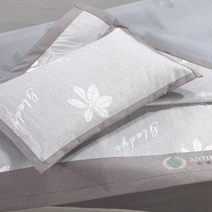 91家纺网 家纺一手货源 找家纺 新月家纺（锦威郎） 2024新款防滑无纺布牛奶冰丝席 芭蕉叶 咖