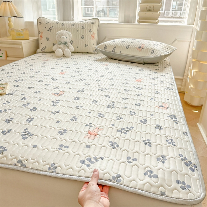 91家纺网 家纺一手货源 找家纺 慕尚家纺 2025新款凉感丝印花乳胶凉席 兔稚