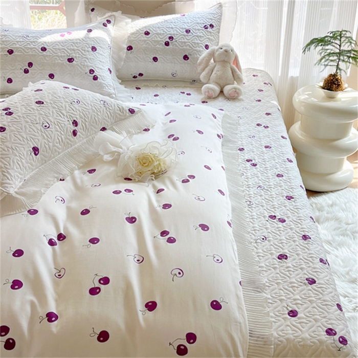 91家纺网 家纺一手货源 找家纺 添越 2024小清新韩版蕾丝花边纯棉夹棉床盖三件套全棉-紫色小樱桃