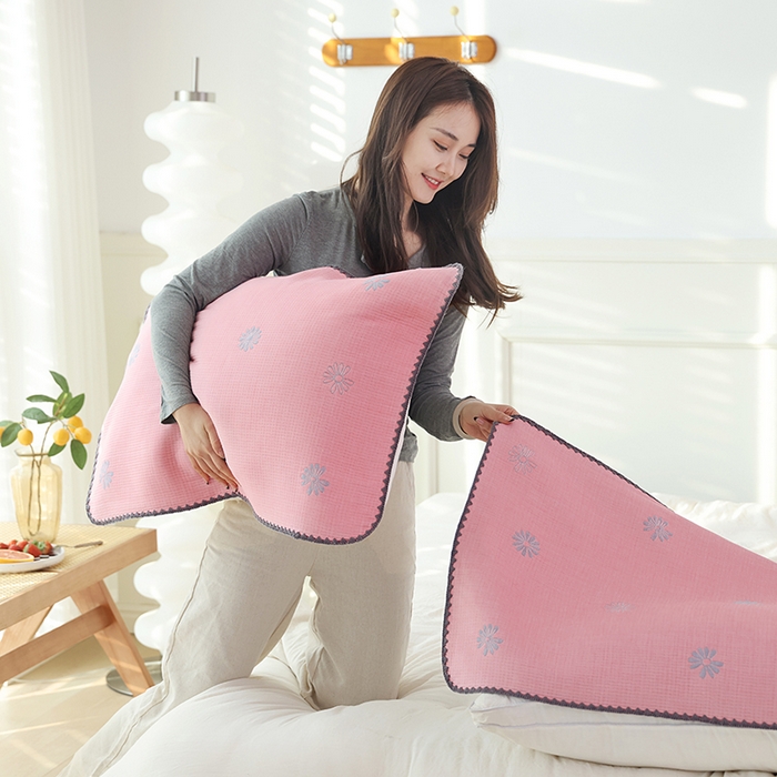 91家纺网 家纺一手货源 找家纺 朴尔毛巾被2024年新品柔绵绵风贝壳针复合工艺六层纱布枕巾 风中雏菊-粉枕巾52*78cm