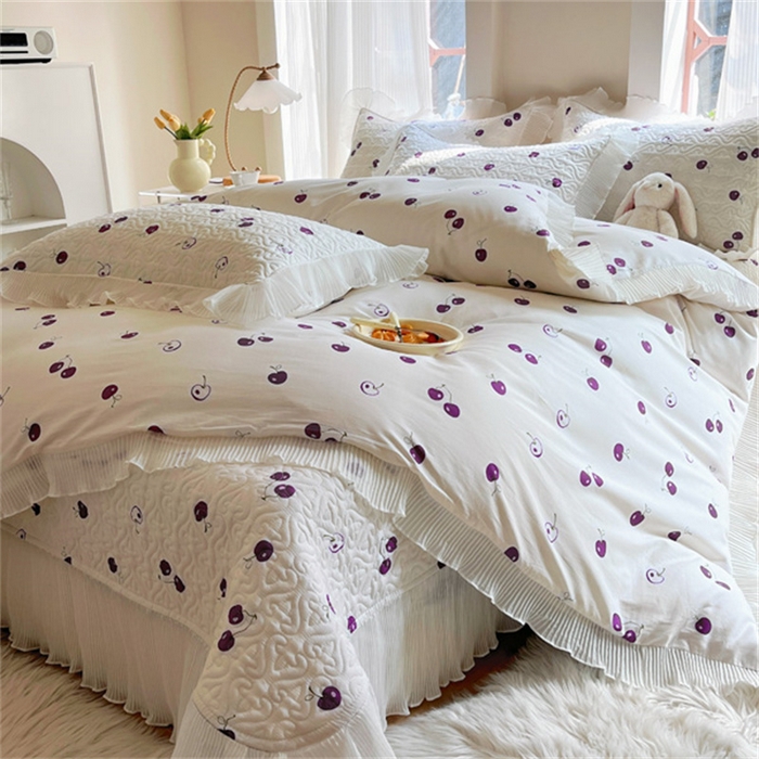 91家纺网 家纺一手货源 找家纺 添越 2024小清新韩版蕾丝花边纯棉夹棉床盖三件套全棉-紫色小樱桃