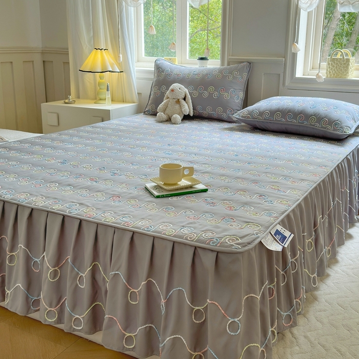 91家纺网 家纺一手货源 找家纺 尊康家纺（原磊科） 2024新款亲肤奶昔棉夹棉床裙-洛可可 洛可可-月光灰