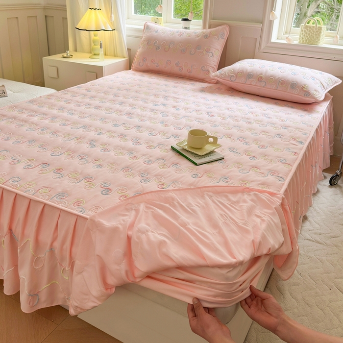 91家纺网 家纺一手货源 找家纺 尊康家纺（原磊科） 2024新款亲肤奶昔棉夹棉床裙-洛可可 洛可可-黛粉