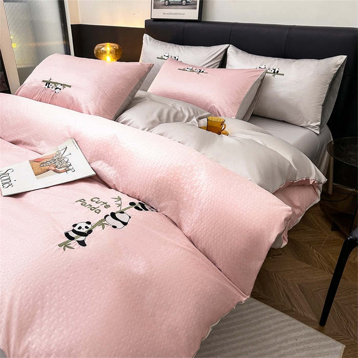 91家纺网 家纺一手货源 找家纺 古吉梦 2024新款水洗真丝提花四件套--熊猫 浅豆沙+山灰