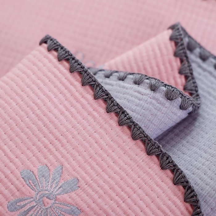 91家纺网 家纺一手货源 找家纺 朴尔毛巾被2024年新品柔绵绵风贝壳针复合工艺六层纱布枕巾 风中雏菊-粉枕巾52*78cm