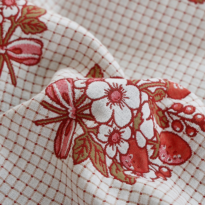 91家纺网 家纺一手货源 找家纺 朴尔毛巾被2024年新品全棉细纱编织纹AB版透气枕巾 格子草莓52*78cm