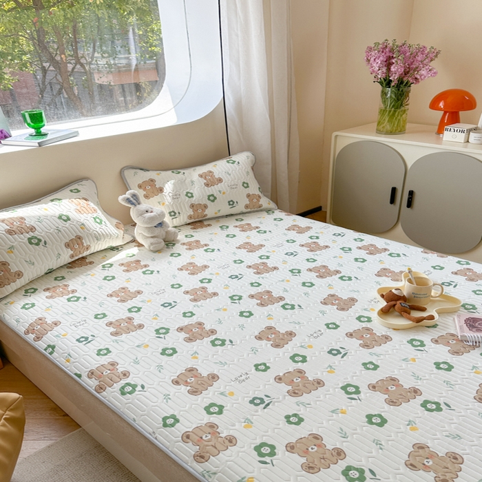 91家纺网 家纺一手货源 找家纺 慕尚家纺 2025新款凉感丝印花乳胶凉席 绿意小熊